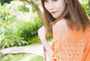 IMiss爱蜜社 – 盯着“萌白酱”的女仆图片在线飞走，一不小心就想起了家里的小宠物。