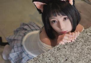 Maruemon(마루에몽)的写真集：红丝绒女仆–这些魅力让人想洗碗！