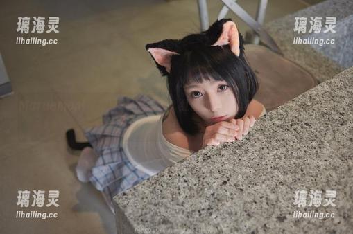 Maruemon(마루에몽)的写真集：红丝绒女仆–这些魅力让人想洗碗！