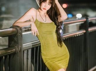 图片里的Tina很妖孽呀，穿着战斗服的旗袍，是打仗还是走秀呢？难道是要秒杀大家的目光？
