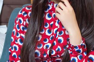 TouTiao头条女神 – 写真集的标配：李丽莎带你领略奇妙旅拍，分享我在酒店吃泡面的优雅时刻。