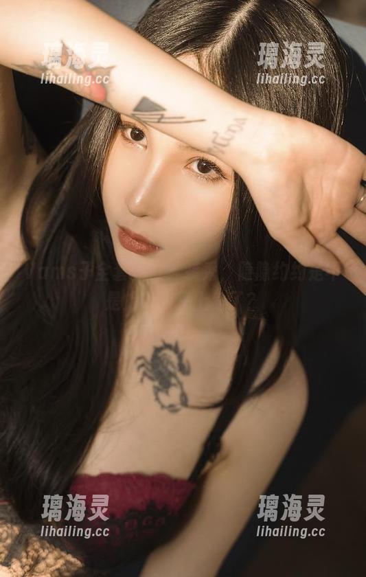 Vams子 Vams子全套蛇皮泳装秀,隐隐约约是不是蛇精病又上身了?