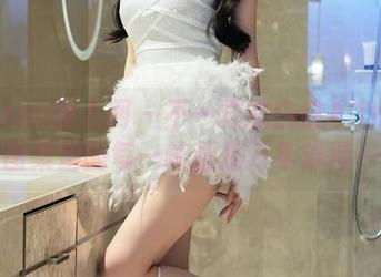 Xiuren秀人网 – 不一样的白白Alina：私房图集里的每一帧都是万年难得一见。