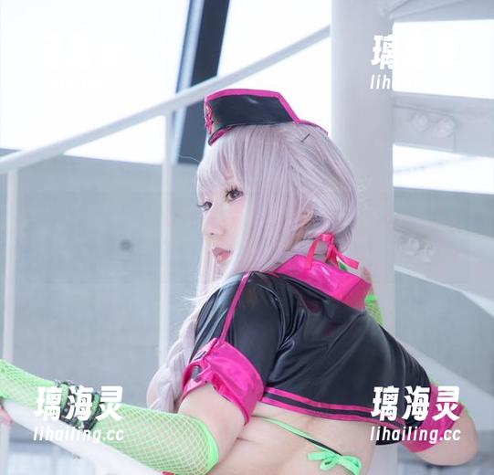 サク(saku)的短裙让我觉得，穿着和拍照之间也许没有界限。