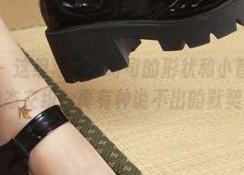 丽柜 – 这组写真，寿司的形状和小智贤的神态交织，真有种说不出的默契。