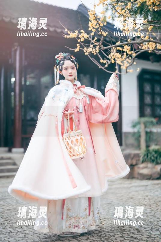 兔子Zzz不吃胡萝卜 兔子Zzz不吃胡萝卜的白发姬,全套写真里流露出一种难以言喻的优雅。