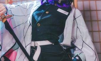 南桃Momoko的美图，这样的白金常服也能让她看起来那么随性，太会挑衣服了。