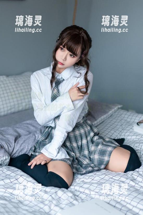 喵糖映画 私房合集中,喵糖映画的天台少女在呼喊:你有看到我的书本吗?我记得放在这里啊!