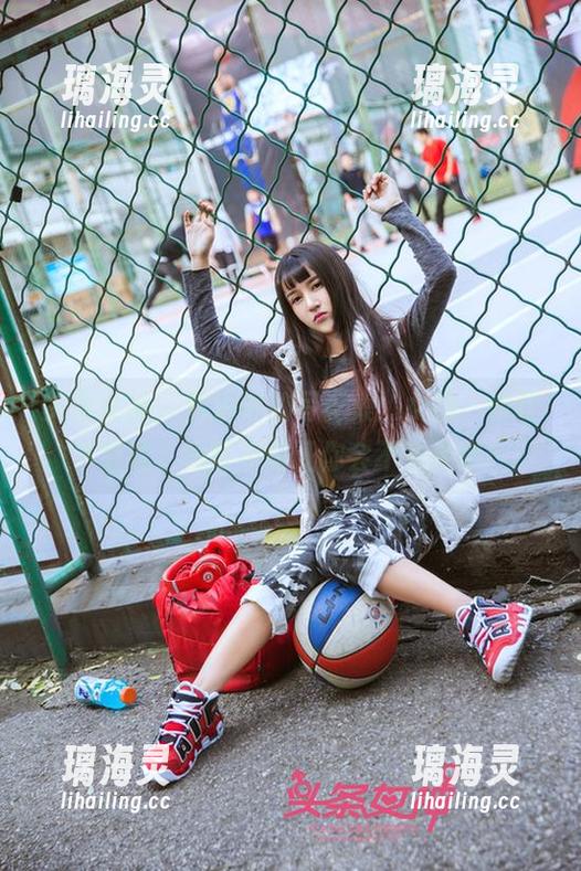 头条女神-郭婉婷 头条女神 - 郭婉婷的写真集:女孩,你敢下载吗?我可不保证你会不失控哦!