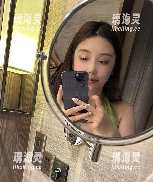 微密圈 - 原图太过瘾，奶雯的白衬衣和红内内，这搭配不愧有点味道！