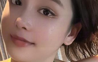 微密圈 – 当奶雯化身秘书，图集中那些姿态，我只能默默下载，内心不平静…呃。