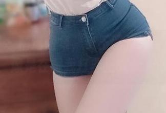 微密圈 – 精选图集，小玉吃果冻穿黑色睡衣，像是在跟我打非正式的招呼。
