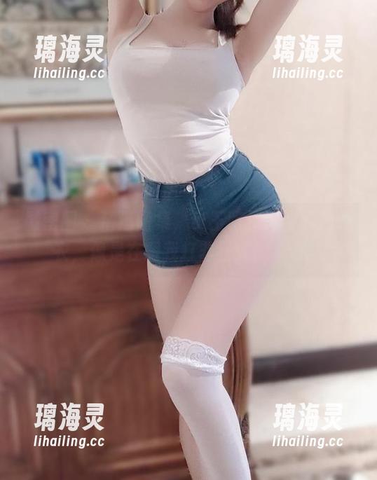 微密圈 - 精选图集，小玉吃果冻穿黑色睡衣，像是在跟我打非正式的招呼。