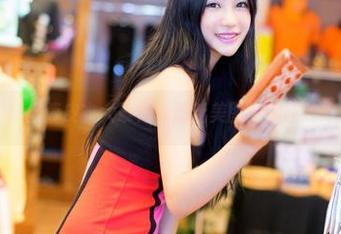 推女神 – 杨上萱皮衣大罩袍，最新美图竟然让我想抢衣服！