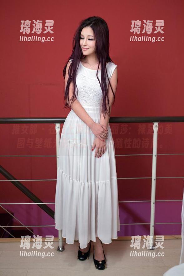 推女郎-李丽莎 推女郎 - 在墙上游走的李丽莎:裸足的美图与壁纸光影交叠,像是随性的诗篇。