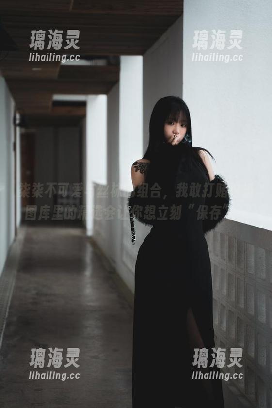 柒柒不可爱 柒柒不可爱与丝袜的组合,我敢打赌这组图库里的精选会让你想立刻“保存”。