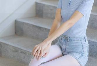 森萝财团 – 私拍：在湿气肆虐的白色房间，卉子又拿起黑白过膝袜的自画像了，果然不出所料。