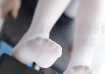 森萝财团 – 小茵来啦！白丝图包分享，教你如何在公园中优雅晃悠