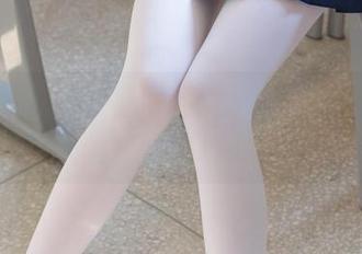 森萝财团的红色布鲁马写真：黑丝，这才是完成度