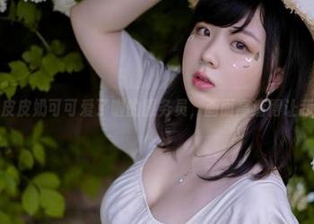 再看一遍皮皮奶可可爱了啦的服务员，画面高清得让我开始自问