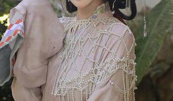 秀人网 – 在于大小姐AYU的高清美脚写真集中，可能还有个别小巧思，咳咳…你懂的。
