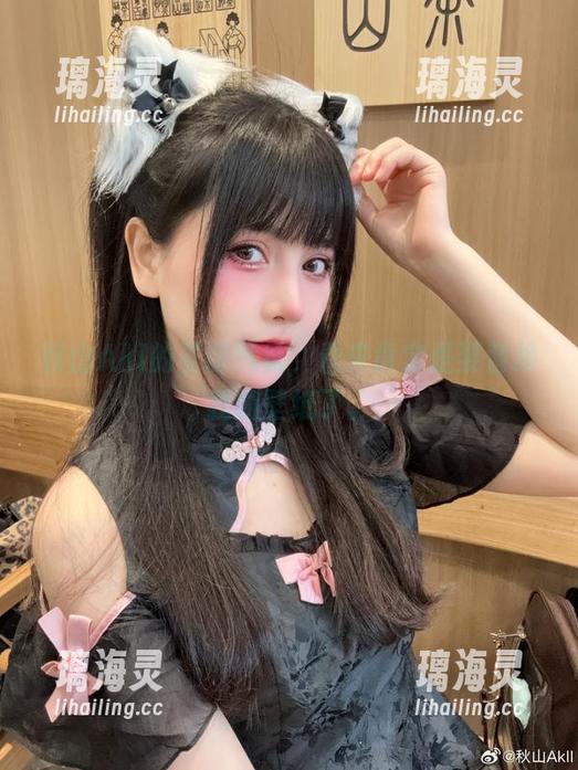 秋山AkI 秋山AkI的圣诞气氛,看来肯定是要替换我的壁纸了。