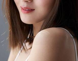 蜜桃社 – 当长腿遇上真希，美图千千万，下载一张就键盘震动了，不骗你。