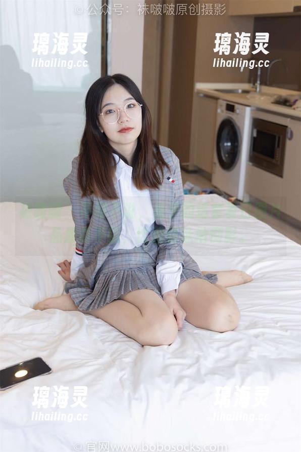 袜啵啵-稚予 袜啵啵 - 不得不说,稚予的这套夏日图片品质真不错,比如说泳池倒影。
