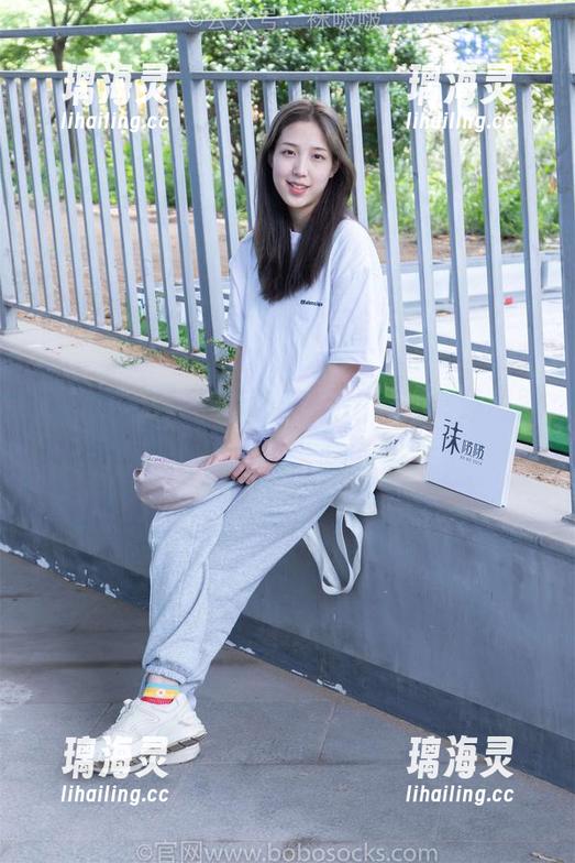 袜啵啵-芝士 袜啵啵 - 红裙随风舞,芝士的高清照片里藏着多少小心思?