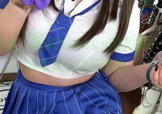 图库巨献，贝贝琪Becky的礼服一入眼，根本无法移开视线。