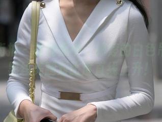 魔镜街拍 – 福利照中：婷婷的白色吊带与黑丝美腿对比度直线上升！
