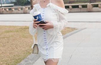 魔镜街拍：别的不说，咖啡色丝袜高跟美女的商场行头引人黑眼圈