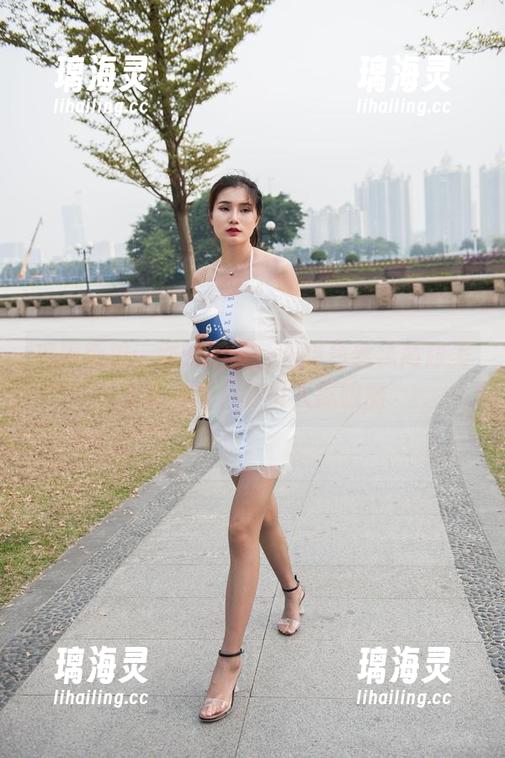 魔镜街拍 魔镜街拍:别的不说,咖啡色丝袜高跟美女的商场行头引人黑眼圈